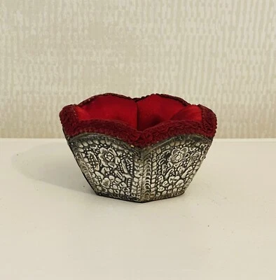 Antiguo cuenco de baratija tunecino decorado en plata y terciopelo Foto 1 de 4