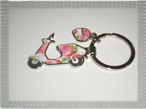 Porte Clés Fantaisie Pivoine Scooter avec Casque Neuf - Imagen 1 de 1
