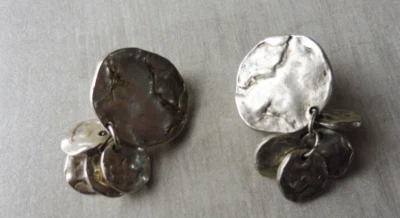 Ancienne paire de boucles d'oreilles, en métal argenté, Biche de Bère, vintage - Photo 1/4