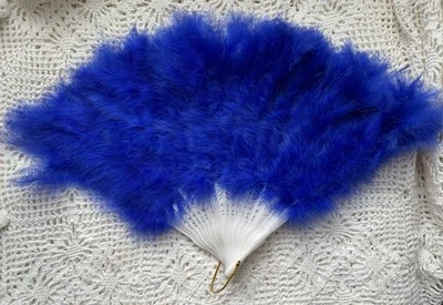 Винтажный вентилятор Royal Blue Marabou Feather белый пластик, золотистая металлическая ручка 12 дюймов в высоту - Изображение 1 из 4