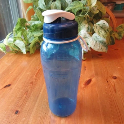 Botella de agua de plástico Rubbermaid 32 oz 7M23 4 chug tapa abatible bucle azul para dedos Foto 1 de 4