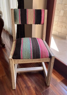 Silla rústica hecha a mano con madera envejecida y textil andino - tintes naturales Foto 1 de 4