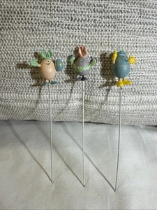 Lila Humor 1,25" Osterei Hase Kaninchen mit 2 Freunden - Bild 1 von 12
