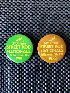 2 LOTTO NSRA 12TH 14TH ANNUALE STREET ROD NATIONALS 1981 1983 PULSANTE PINBACK 2 1/4" - Foto 1 di 4