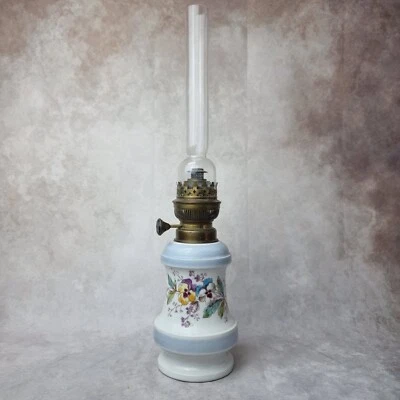 Lampe à Huile Ancienne – Porcelaine à Pensées – Bec Matador 15''' – Début XXe - Photo 1/4