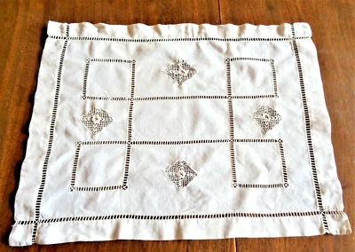 Napperon brodé de jours et de dentelle aux points d'IRLANDE- 60 X 45 cm - Photo 1/4