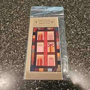 Happy Birthday verbunden an der Hüfte Knopfleiste Quilt Muster Wandbehang #BU26 - Bild 1 von 2