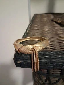 Vintagegold tone bracelet safety chain hinged leaf pattern. - Picture 1 of 10