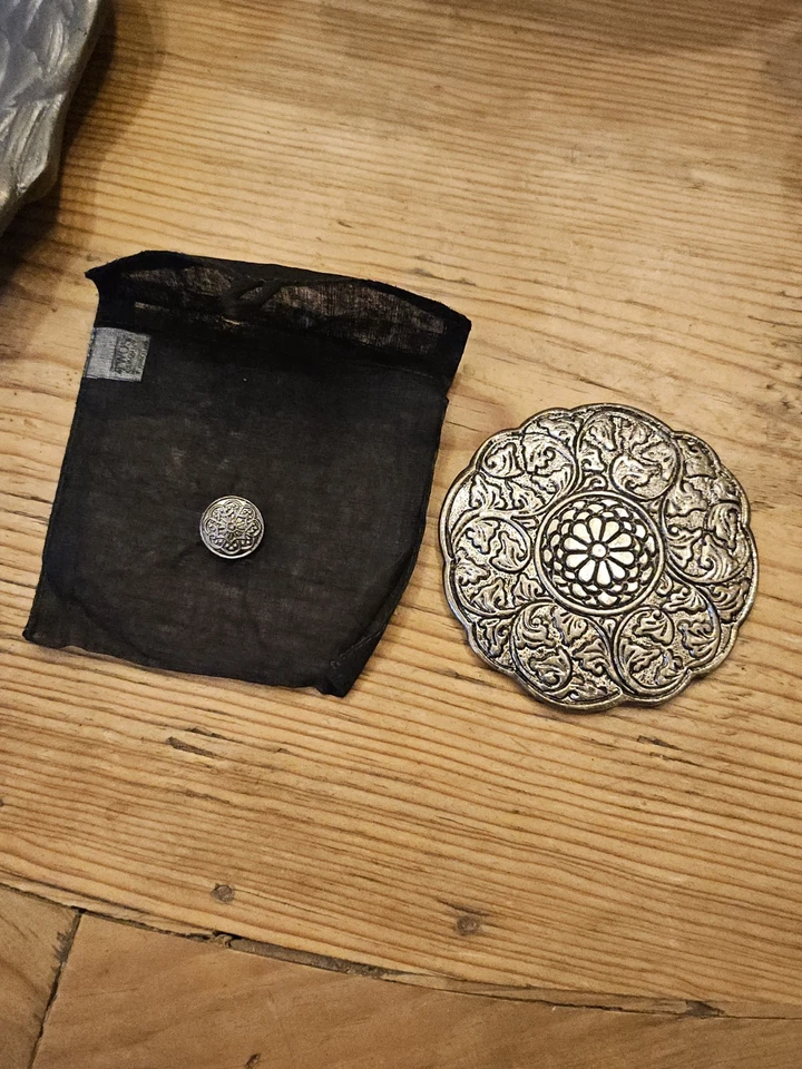 TWO'S COMPANY ANTIQUE SILVER FLOWER SCROLL 3" COMPACT Make-up PURSE MIRROR W Bag - Image 1 of 4