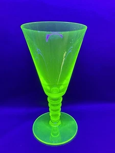 Uranium Glass Green Martini Cup Vintage Ribbed Vibrant Art Deco Glows - Bild 1 von 14