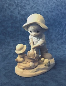 Figura de porcelana Precious Moments "Nada puede humedecer el espíritu del cuidado" - Imagen 1 de 12