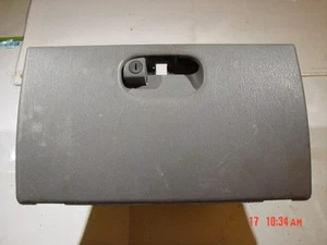 97-06 FABRICANTE DE EQUIPOS ORIGINALES Gris niebla Jeep Wrangler guantera puerta sin pestillo - Imagen 1 de 5