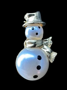 Vintage White faux Pearl gold tone Frosty Snowman Brooch Festive Scarf Hat Pin - Picture 1 of 7