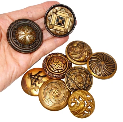 Botones de metal antiguos vintage en tono dorado en lata de caramelo Pittman y Davis 1,10 libras Foto 1 de 4