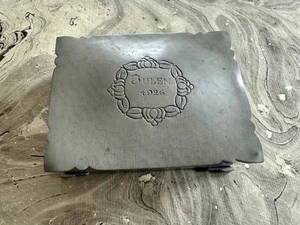 Increíble caja de peltre forrada artesanías artesanales con fecha de 1926 julio 3 1/4" x 4 1/4" gerotina - Imagen 1 de 9