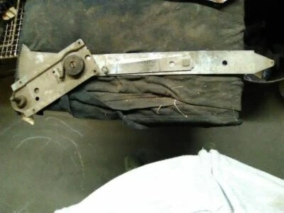 PASSAGEIRO R. REGULADOR DE JANELA FRONTAL ELÉTRICO 4 PORTAS HT SERVE 65-67 BUICK 8797 - Imagem 1 de 4