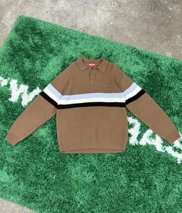 Suéter Polo Supreme Caja Pequeña Marrón Oscuro Tejido Rayas FW23 Café Chocolate - Imagen 1 de 7
