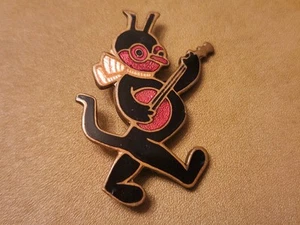 Alte 20er Jahre Krazy Kat Felix die Katze Figur mit Banjo Emaille Pin - Bild 1 von 2