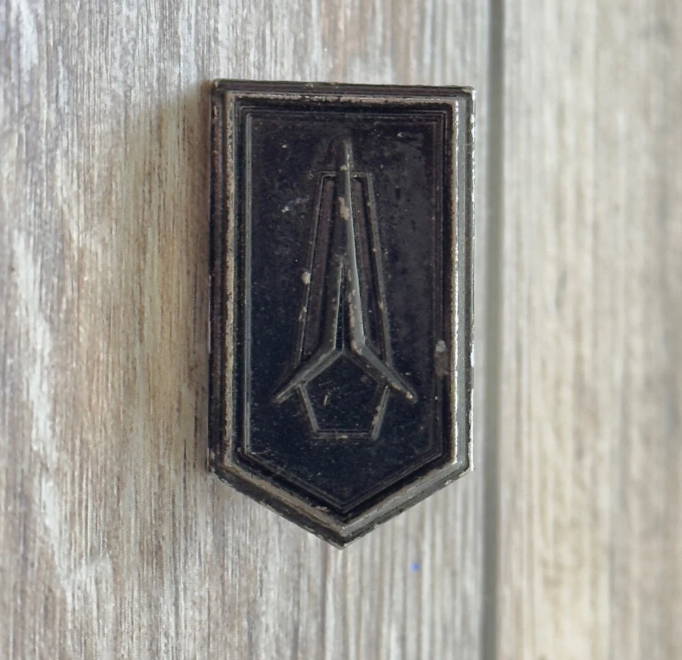 OEM Vintage Metal Chrysler Dodge Plymouth Valiant Duster Emblem Badge Name Plate Foto 1 de 4