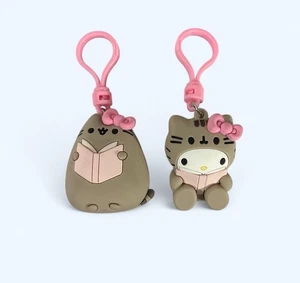 Lotto Figurine Hello Kitty X Pusheen Borsa Clip Pusheen Con Libro - Foto 1 di 2