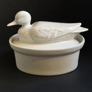 CLASSIC WHITE VINTAGE DUCK TUREEN/CASSEROLE DISH WITH LID FARMHOUSE WARE - Picture 1 of 7