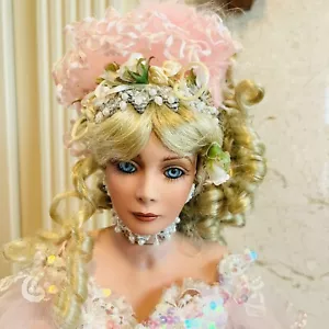 Muñeca de porcelana rustie rosa vestido de gasa rubio cabello rizado ojos azules con soporte - Imagen 1 de 10