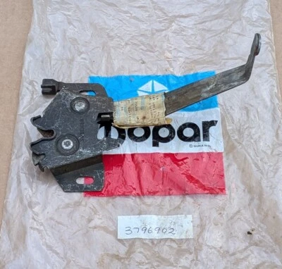 Bloqueo de cierre de capó Mopar NOS 1975-76 Plymouth Valiant Duster Scamp Foto 1 de 2