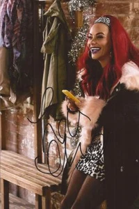 HOLLYOAKS/UNFALL* CHELSEE HEALEY 'HONEY WRIGHT' SIGNED 6x4 ACTION PHOTO+COA - Bild 1 von 1
