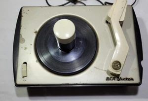 Reproductor de discos RCA Victor modelo 6-JY-1A, 45 RPM, para repuestos o reparación - Imagen 1 de 9