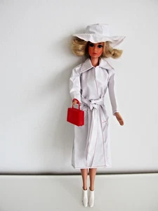 80er Jahre weisser Regenmantel, Gürtel, Schlapphut aus Kunststoff Barbie/Petra - Bild 1 von 6