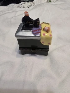 Vintage Miniature Ceramic OLD FASHIONED SEWING MACHINE Hinged Trinket Box-Opens! - Picture 1 of 9