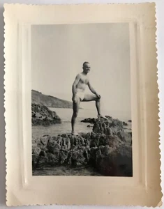 ALTES FOTO - VINTAGE SNAPSHOT - MANN NACKTER OBERKÖRPER MUSKEL SLIP MEER FELSEN -MAN 2 - Bild 1 von 1