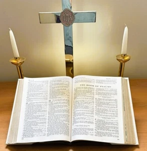 Regency KJV Family Bible Red Letter + Brass Altar Cross & Stand Set - Imagen 1 de 20