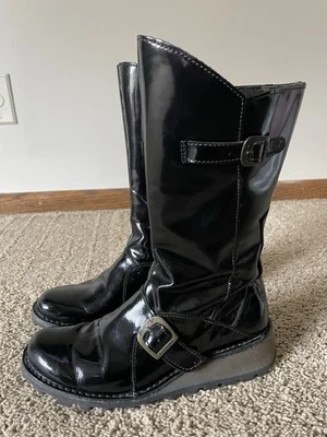 Fly London Mes черный лакированная кожа на танкетке ботинки женский размер 7,5 США 38 ЕС - Изображение 1 из 4