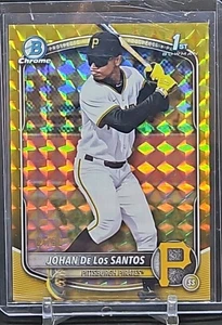 Refractor geométrico dorado Bowman Chrome Johan De Los Santos 2025 01/50 Piratas - Imagen 1 de 3