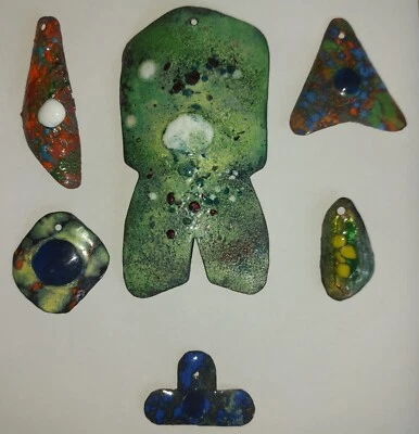 ENSEMBLE DE 6 PENDENTIFS VINTAGE EN CUIVRE EMAILLÉ POLYCHROME VERS 1970 XXème - Photo 1/4