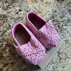 TOMS Baby Girls Shoes SZ T3 Slip On Toddler Hard Sole Glitter Pink Crochet - Picture 1 of 3
