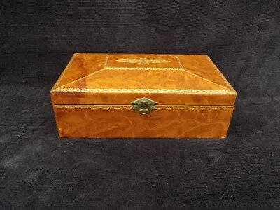 ancien coffre coffret en bois gainé de cuir décor aux petits fer à l or fleurs - Photo 1/4