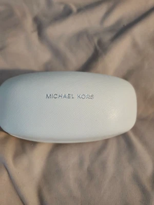 Estuche para gafas de sol Michael Kors blanco texturizado con carcasa de almeja dura Foto 1 de 3