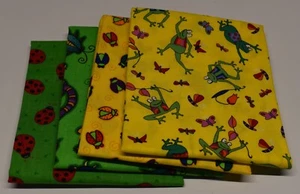 4 FAT QUARTERS Patrick lose ZEITLOSE SCHÄTZE STOFF grün gelb KÄFER FRÖSCHE - Bild 1 von 9
