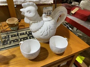 Tetera de pollo de cerámica estilo granja blanca con 2 tazas - Imagen 1 de 3