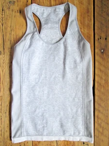 Camiseta sin mangas Fabletics mediana espalda deportiva gris blanca compresión floral yoga - Imagen 1 de 5