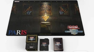Yugioh Campionato del Mondo WCS 2025 Duel Set (Maniche, Deck Box, Tappetino da Gioco) IN MANO - Foto 1 di 1