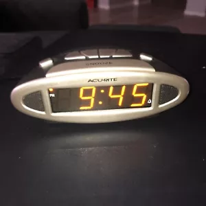 AcuRite Intelli-Time Digital Electric Alarm Clock SMARTSET Sets Itself Instantly - Picture 1 of 4