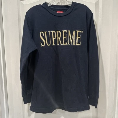 Camisa Supreme Logo Dorado Manga Larga Azul Marino Y2K Streetwear Deportiva Cápsula Mediana Foto 1 de 4