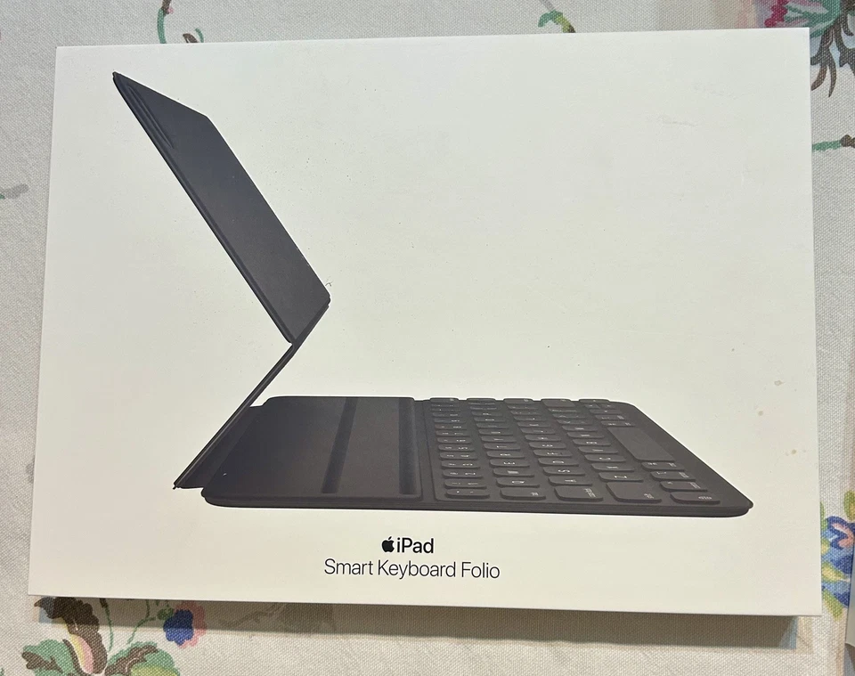 iPad Smart Keyboard Folio MXNK2B/A Compatible with 11-inch iPad Pro 1st 2nd Gen - Image 1 of 4