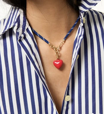 Collar ROXANNE ASSOULIN The Happy Cord Charm azul y rojo Foto 1 de 4