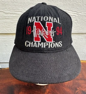 Cappello Vintage Nebraska Huskers 59/50 Nuova Era 1994 Campioni Nazionali Taglia 7 1/4 - Foto 1 di 9