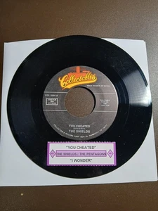 THE SHIELDS You Cheated / THE PENTAGONS I Wonder 45 Vinyl Record w/ Title Strip - Foto 1 di 2