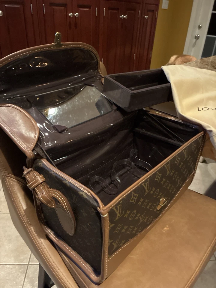 Винтажный туалетный столик в стиле Louis Vuitton с зеркалом и мешком для пыли — 1990-е - Изображение 1 из 4